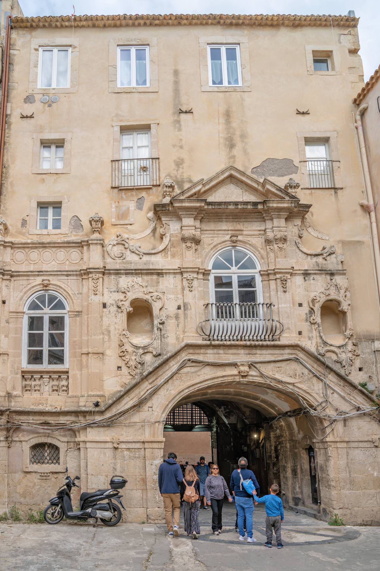 Palazzo Borgia del Casale -  ein großartiges Beispiel der italienischen Renaissance, sehr schön und gepflegt. Die Audioguides sind in mehreren Sprachen verfügbar, aber wenn viele Besucher da sind, kann es etwas laut sein.
